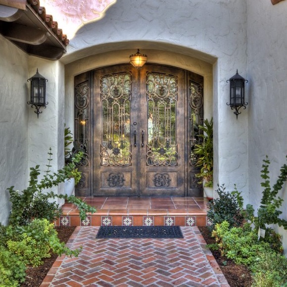 C'mon in & check out my closet! - Picture 1 of 1